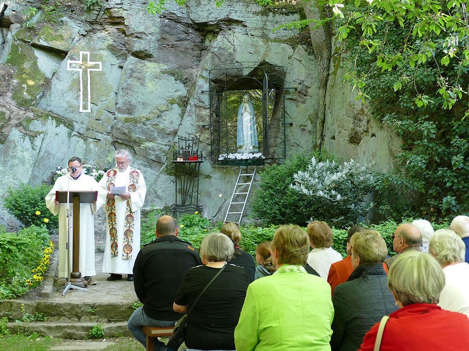 Maiandacht mit Krönung der Fatima-Madonna (Foto: Karl-Franz Thiede)